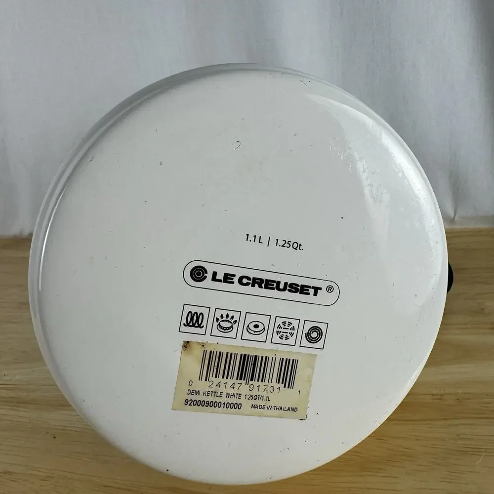 Le Creuset White Demi Tea Kettle 1.25 Qt Enamel On Steel Whistling Stovetop Pot